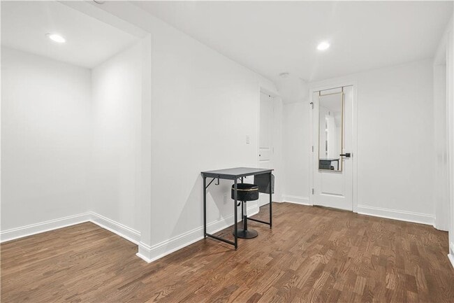 Building Photo - 2430 Hanford Dr SW