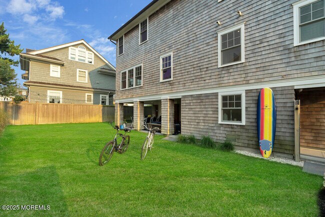 Building Photo - 985 Ocean Ave