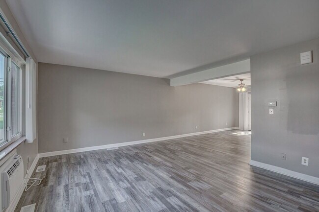 Building Photo - 1389 W Galbraith Rd