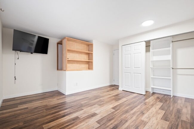 Building Photo - 2Bd/1.5Ba Kirkland Townhouse