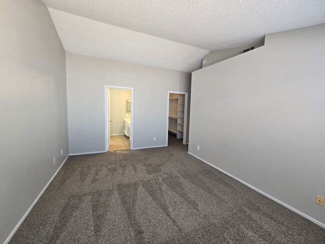 Building Photo - 2252 Welsey Manor Dr