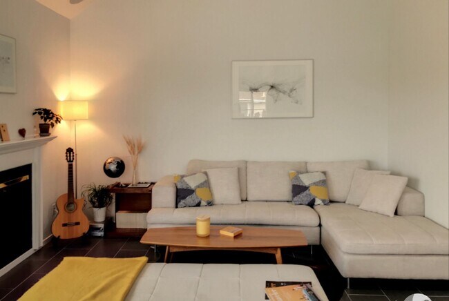 Building Photo - Rare 3 bed 2 bath Townhome available now.