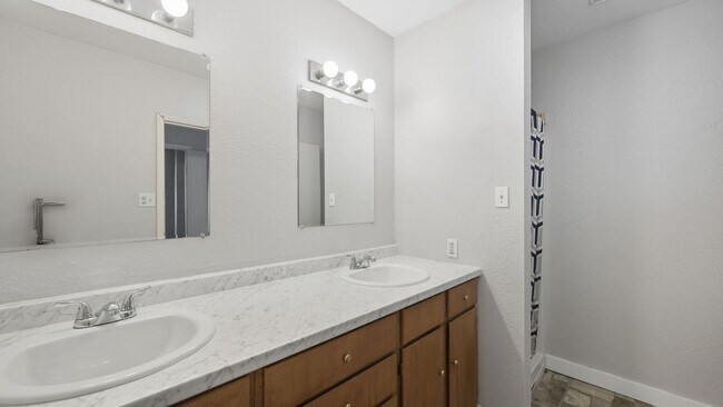 Building Photo - 200 Valley Acres Dr