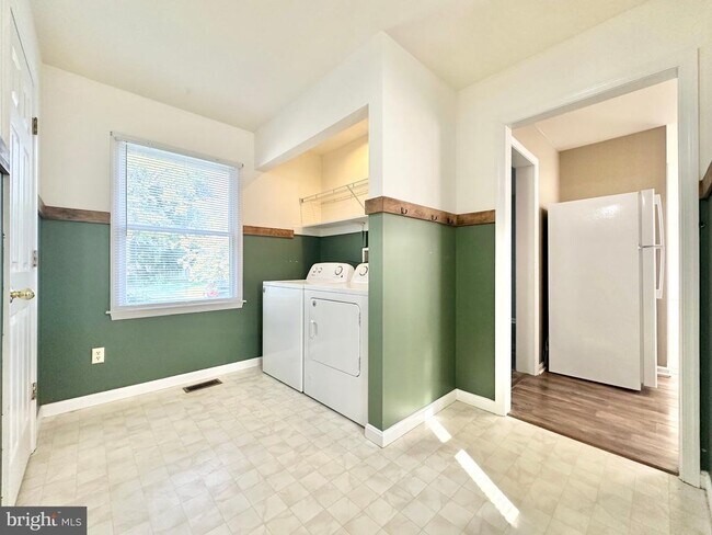 Building Photo - 8337 Colony Cir