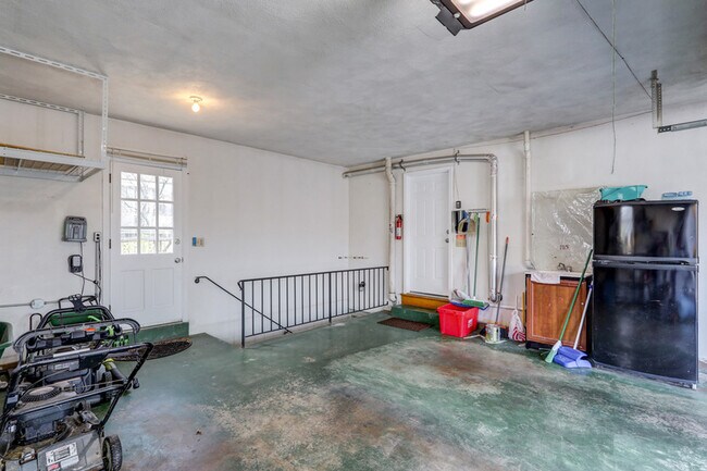 Building Photo - 1827 Larchmont Ln