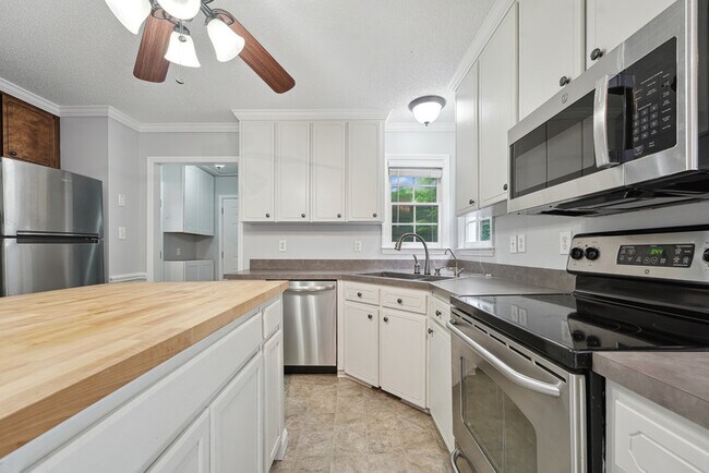 Building Photo - 223 Wintergreen Dr
