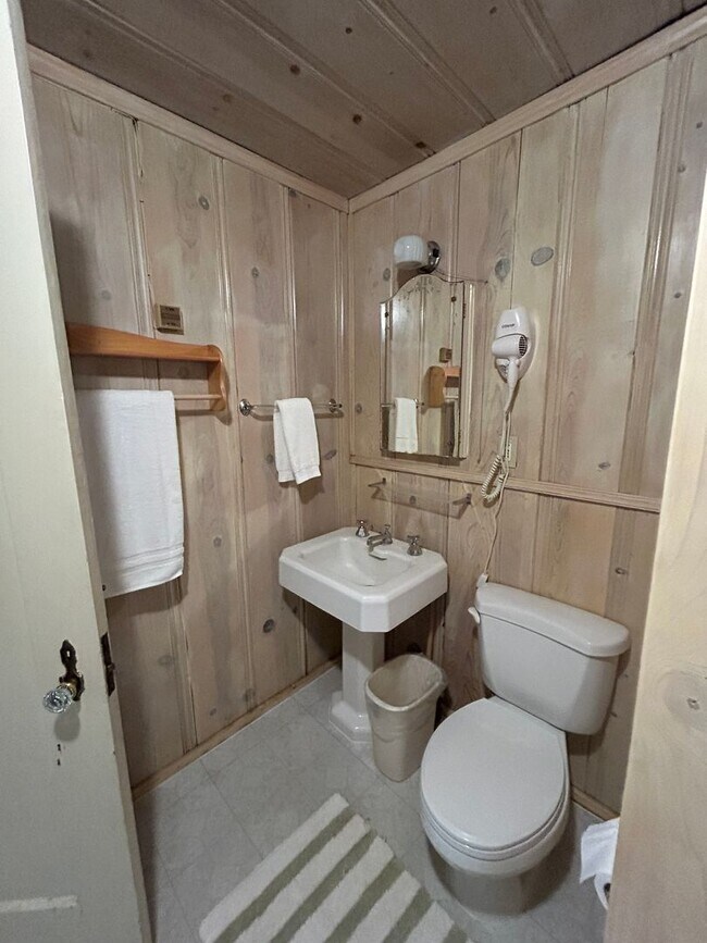 Building Photo - Great Neighborhood Near the Lake and Stateline Area - Long Term Rental