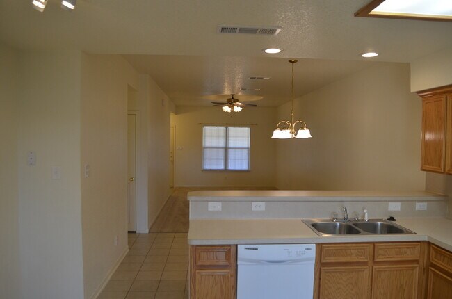 Building Photo - 910 Rebecca Ln