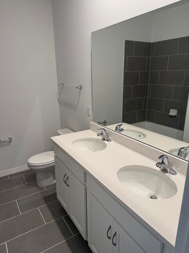 Building Photo - Brand NEW - never used appliances - 4 bedr...