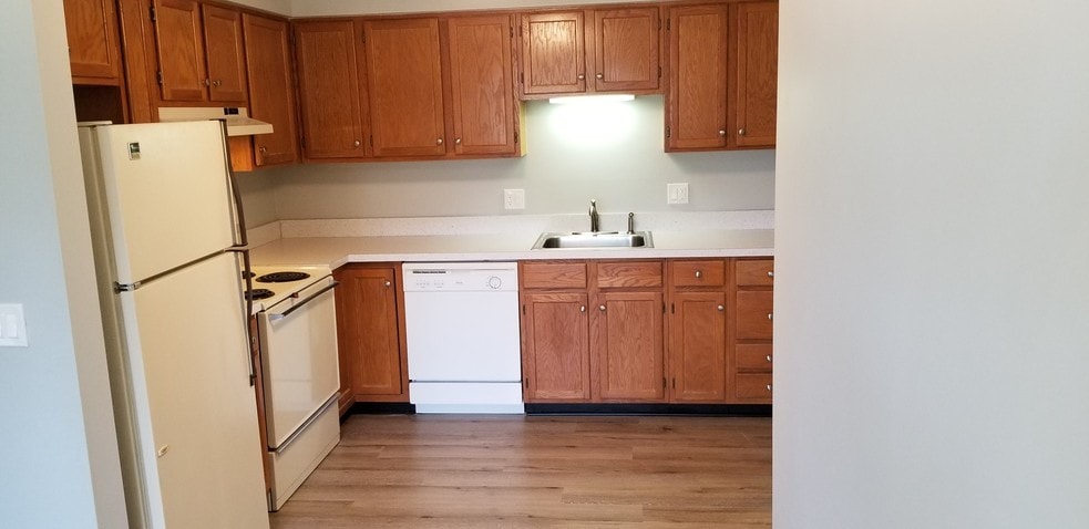 Kitchen - 470 Baldwin Ave