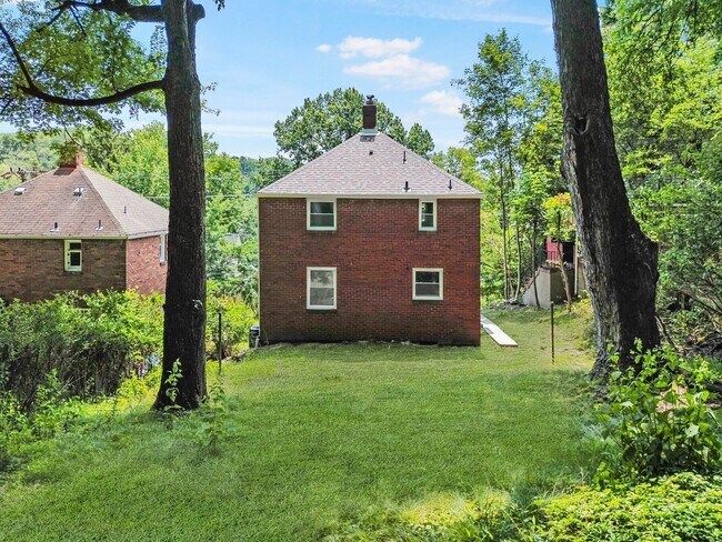 Building Photo - AVAILABLE NOW! RENOVATED 3-BEDROOM!
