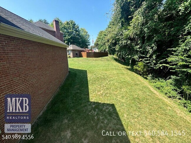 Building Photo - 5175 Lakeland Dr