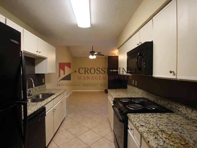 Building Photo - 2 Bedroom 2.5 Bath Townhome, Tyler TX!