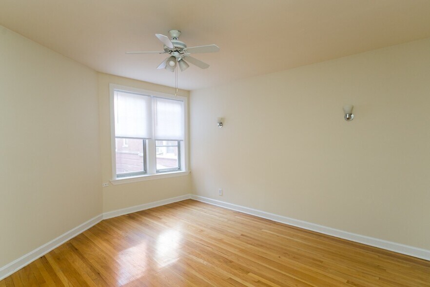 Building Photo - 559 W Aldine Ave