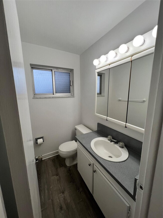 Building Photo - 1201 SE 2nd Ct