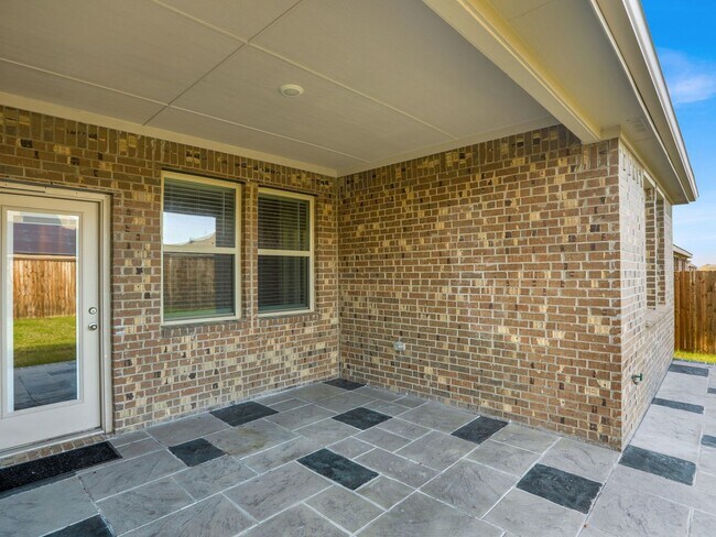 Building Photo - Next to New and Move in Ready!
