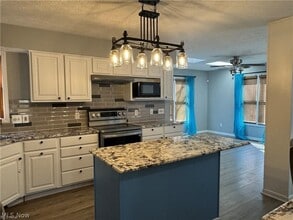 Building Photo - 242 Ravenshollow Dr