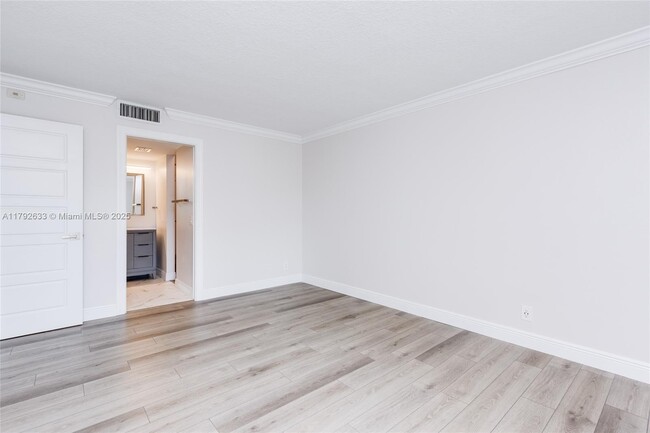 Building Photo - 1301 River Reach Dr
