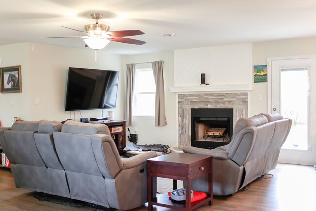 Building Photo - Stylish 3-Bed Brick Home in Central VB!