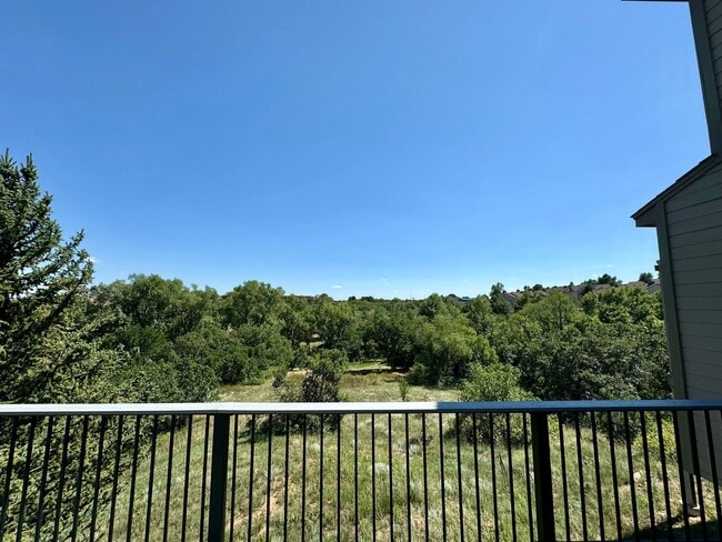 Building Photo - Well Maintained 3 bedroom end unit Townhom...