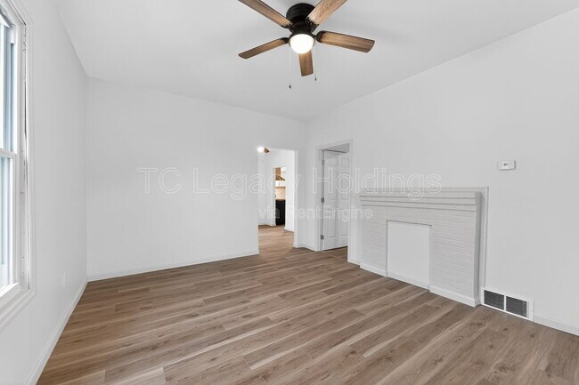 Building Photo - 407 Simpson Ave