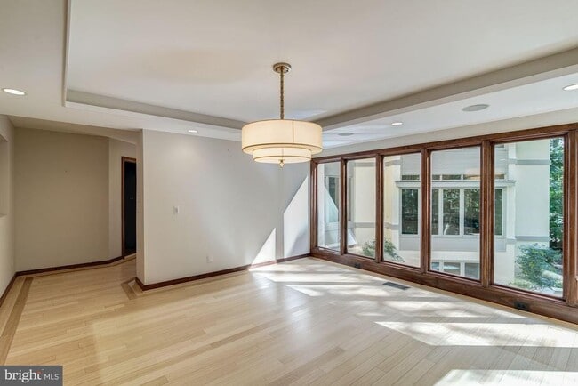 Building Photo - 1325 Darnall Dr