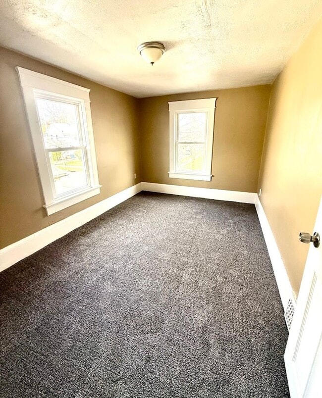 Building Photo - Four bedroom one bathroom home for rent