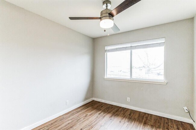 Building Photo - 313 Caladium Dr