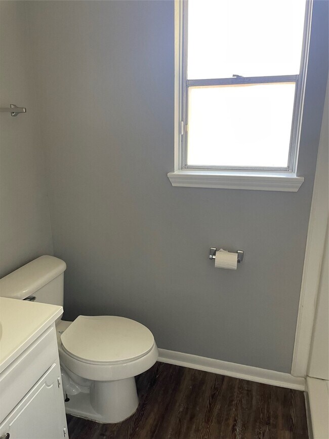 Building Photo - 614 Meadowglen Dr