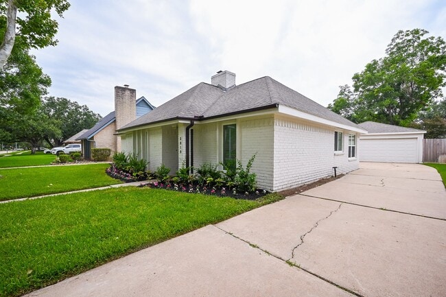 Building Photo - 2818 Green Fields Dr
