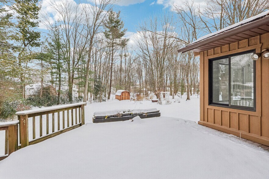 Building Photo - 6235 Sunnywood Dr