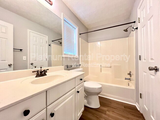 Building Photo - 725 Avening Ct