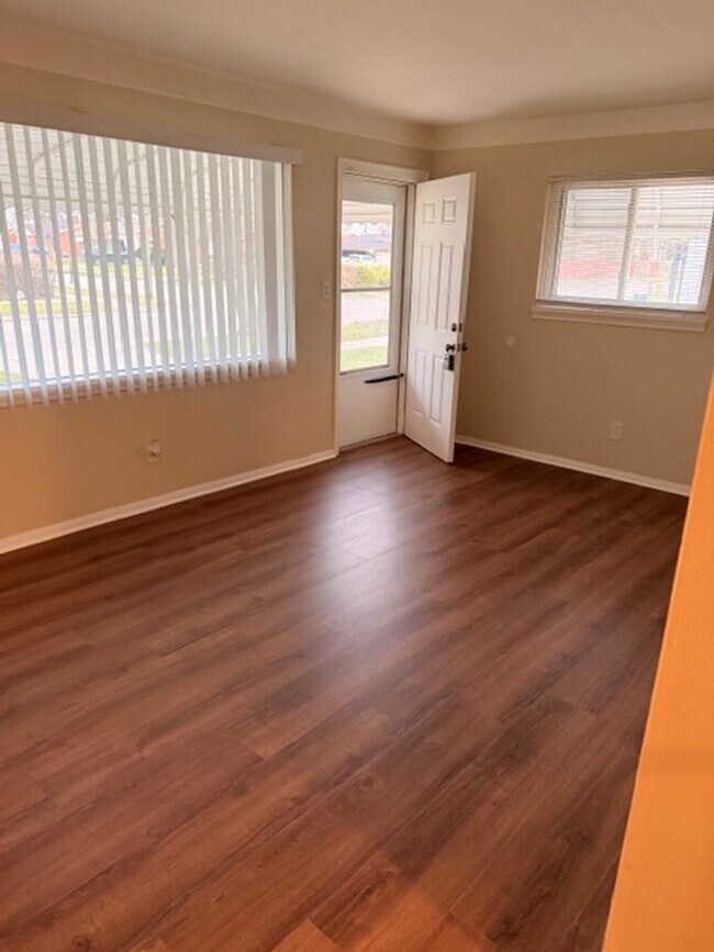 Building Photo - Freshly Transformed 3 Bed Home with Modern Upgrades!