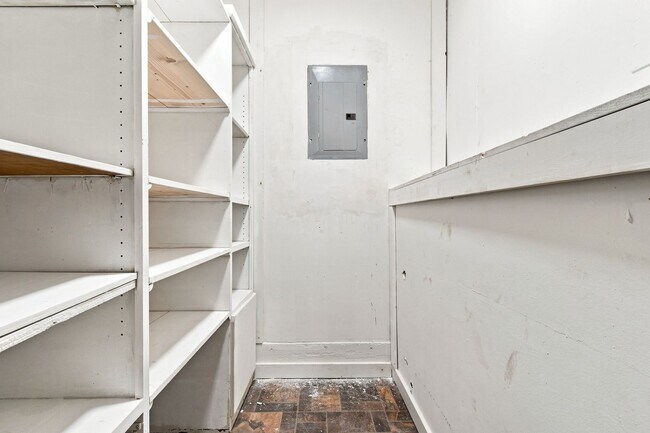 Building Photo - 208 E 12th St
