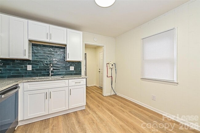 Building Photo - 300 E Hudson St