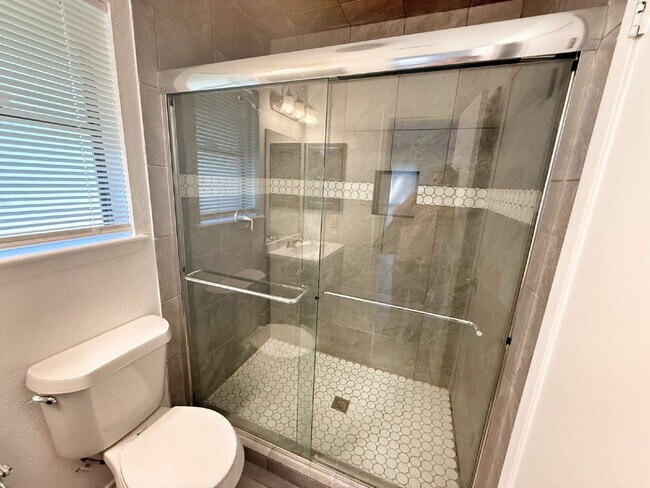 Building Photo - Move-In Special: 1 Month FREE (Applied to ...