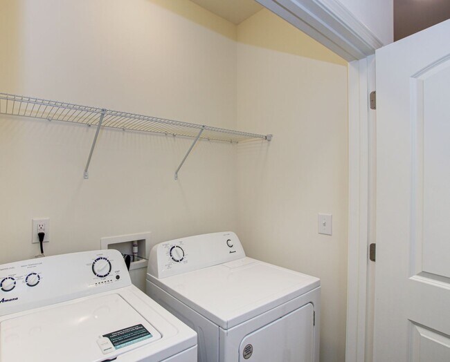Building Photo - BEAUTIFUL 3BD/2.5BTH Townhome - Belmont - JULY MOVE IN