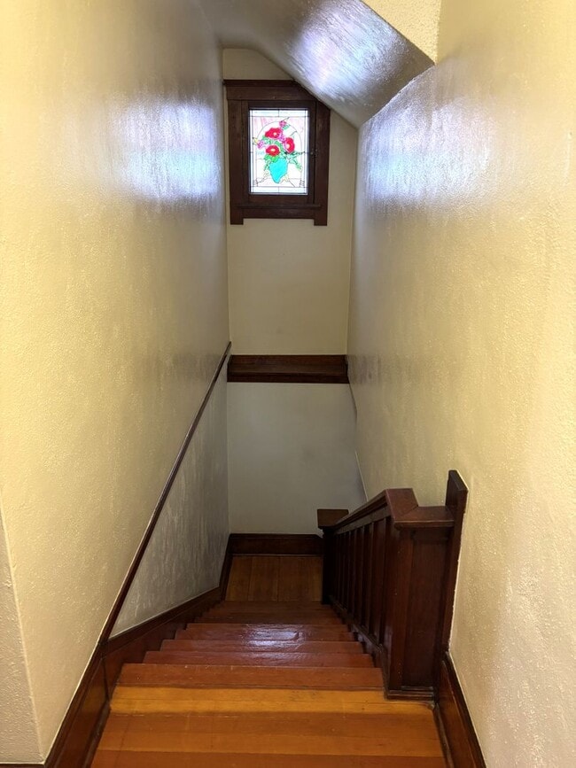 Building Photo - Make This House Your Home—Deposit Moves Yo...