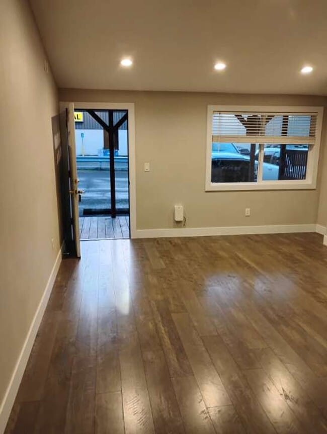 Building Photo - 300 NW Santiam Blvd