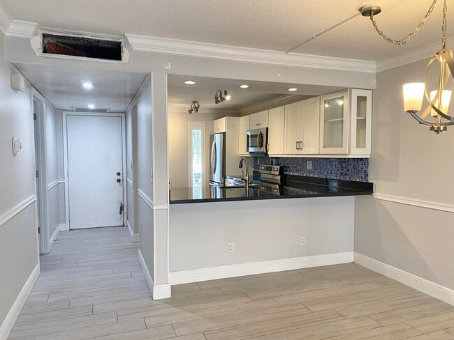 Building Photo - 15 Royal Palm Way