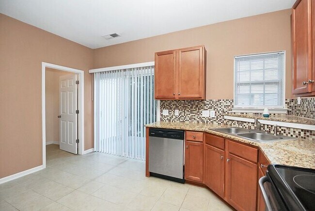 Building Photo - End Unit 3BD/2.5BA Townhome in Mill Creek!