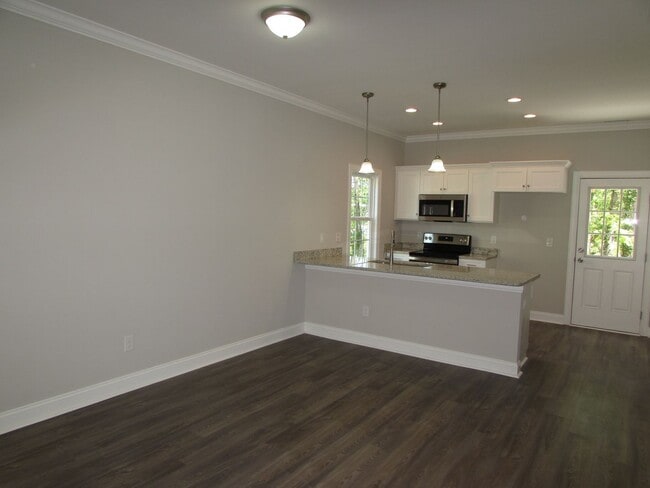 Building Photo - Great 3 Bed/1.5 Bath Home in the Heart of Hickory - Open Floor Plan - Modern Kitchen - Flat Backy...