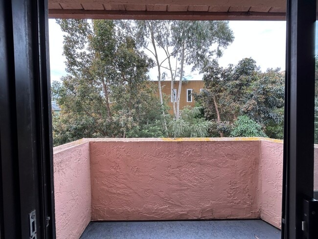 Building Photo - Large 2 BR / 2 BA featuring Cathedral Ceilings, Washer & Dryer, Plus Parking Included!