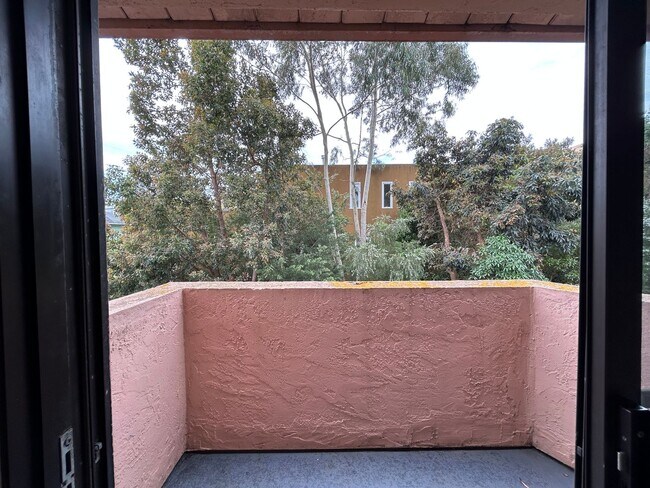 Building Photo - Large, 2 BR / 2 BA with Cathedral Ceilings, Washer and Dryer!