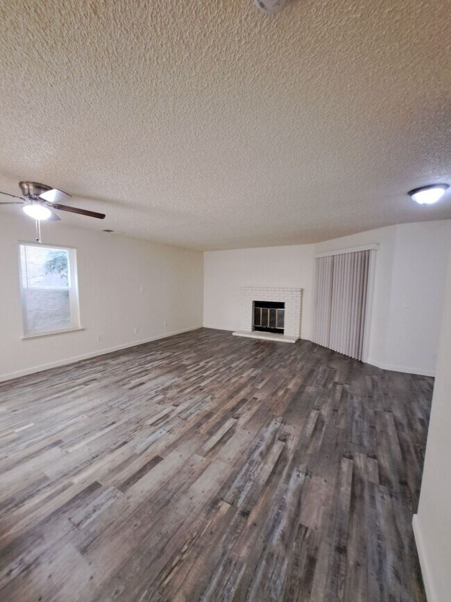 Building Photo - Stunning 2 Story Home with 3BR and a Backyard-Available Now!