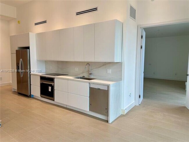 Building Photo - 881 Ocean Dr