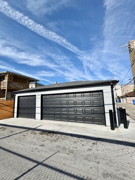 Building Photo - 4816 W Henderson St