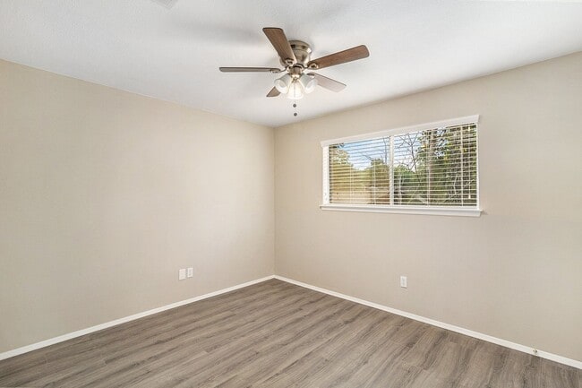 Building Photo - Spacious 4 bedroom 2 1/2 baths, 2 story for lease in the Elm Grove Village Subdivision - Kingwood