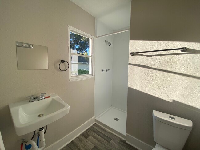 Building Photo - 1303 S Hart Ave