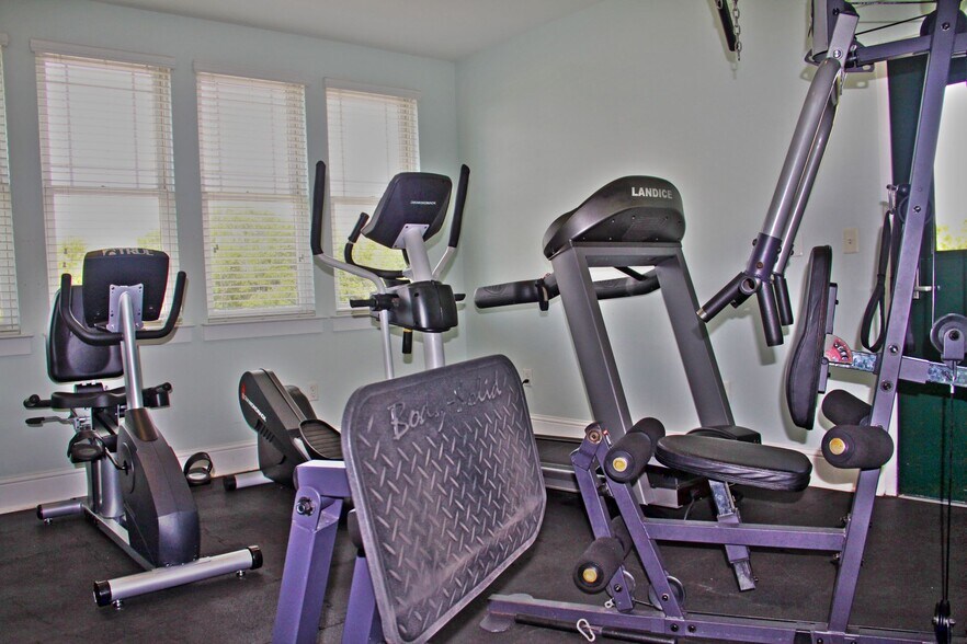 Building Photo - 1303 Main St N